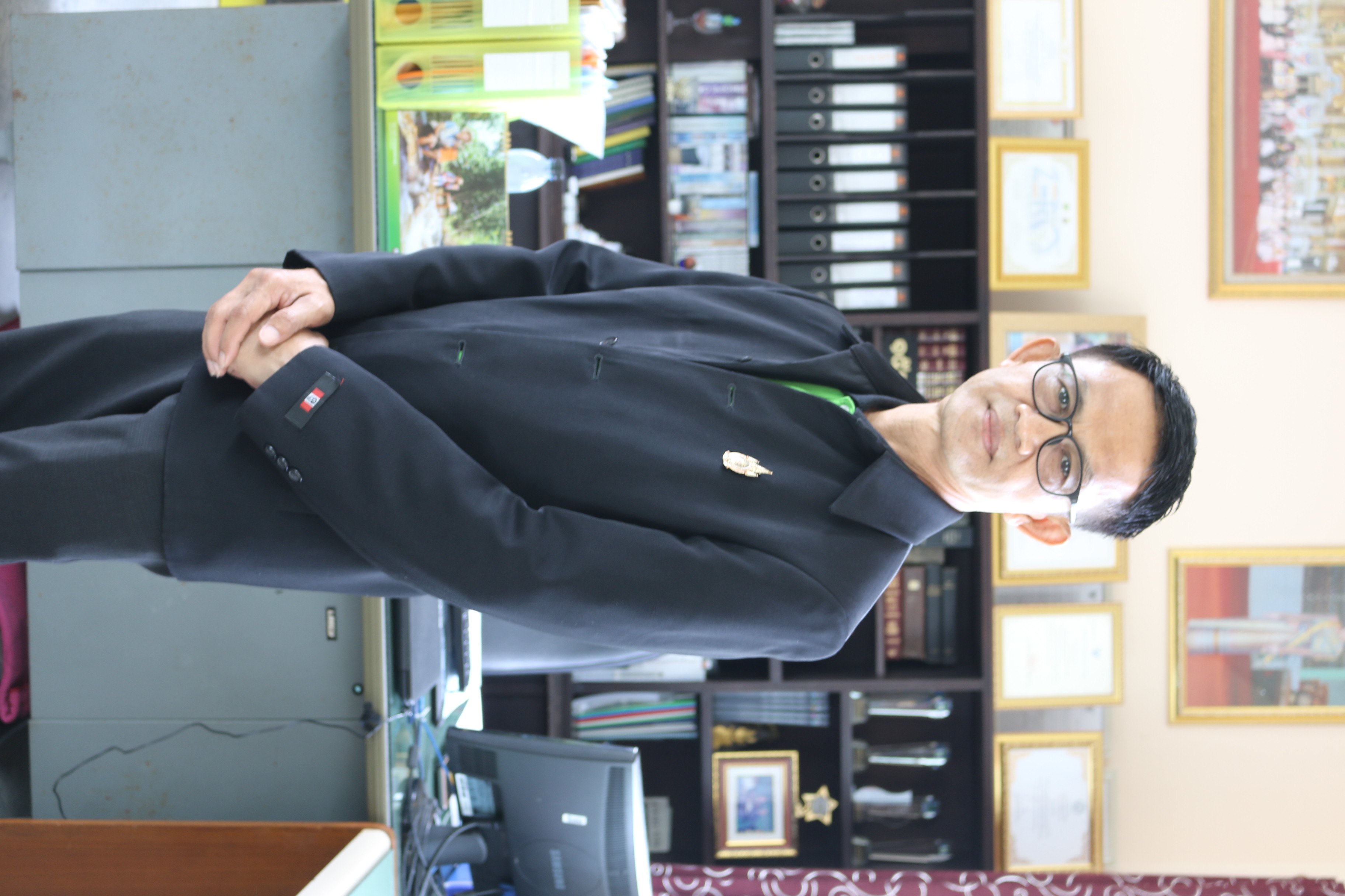 นายเอนก  ชีชะนะ